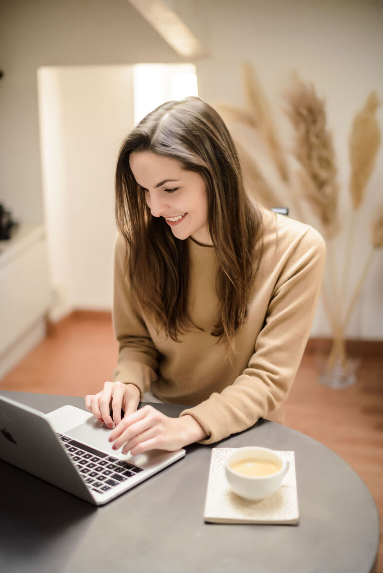 Entrepreneure du web en pleine conception graphique, capturée lors d’un shooting personal branding.
