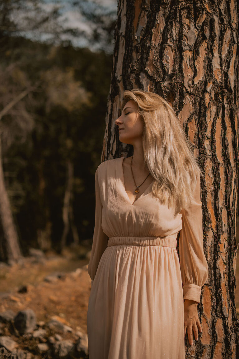 Entrepreneure du bien-être connectée à la nature, image pour communication professionnelle.