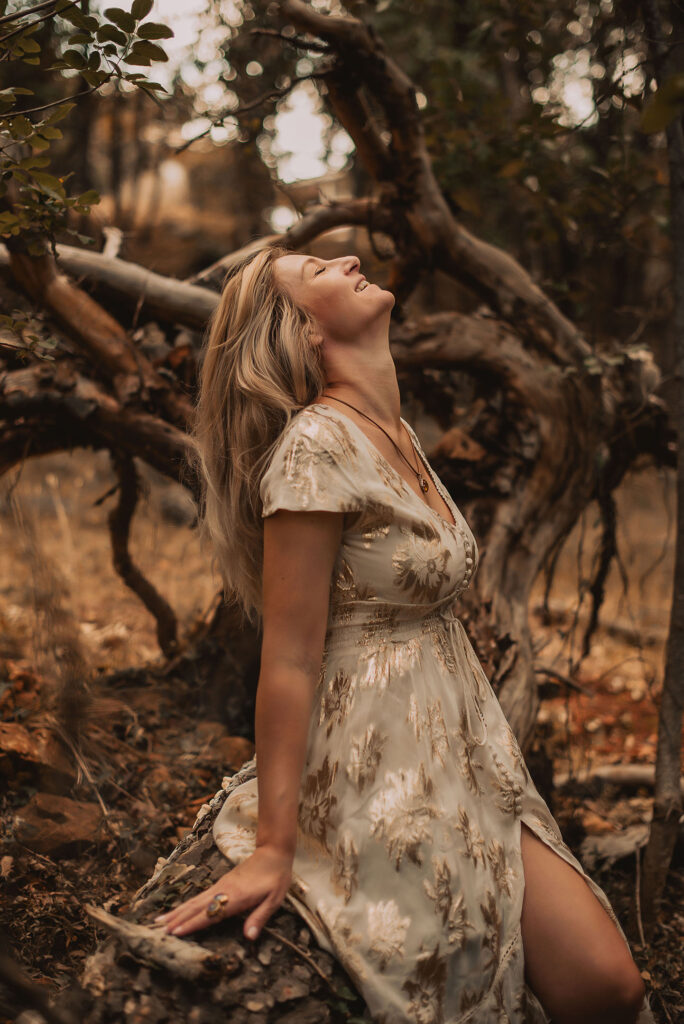 Shooting branding en pleine nature pour incarner une présence apaisante et authentique.