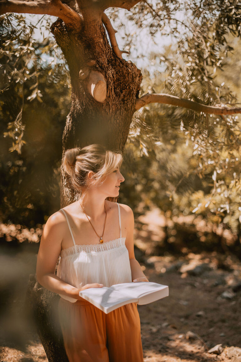 Moment d’inspiration et de réflexion : portrait avec un livre en pleine nature.