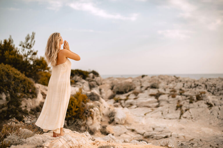 Harmonie et alignement : moment de recueil sous un ciel ouvert, en communion avec la nature.