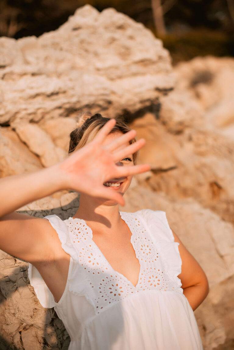 Portrait illuminé par les rayons du soleil, incarnant l’énergie et l’harmonie.