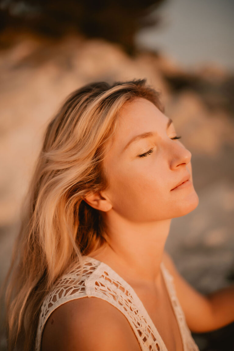 Harmonie et alignement : moment de recueil sous un ciel ouvert, en communion avec la nature.