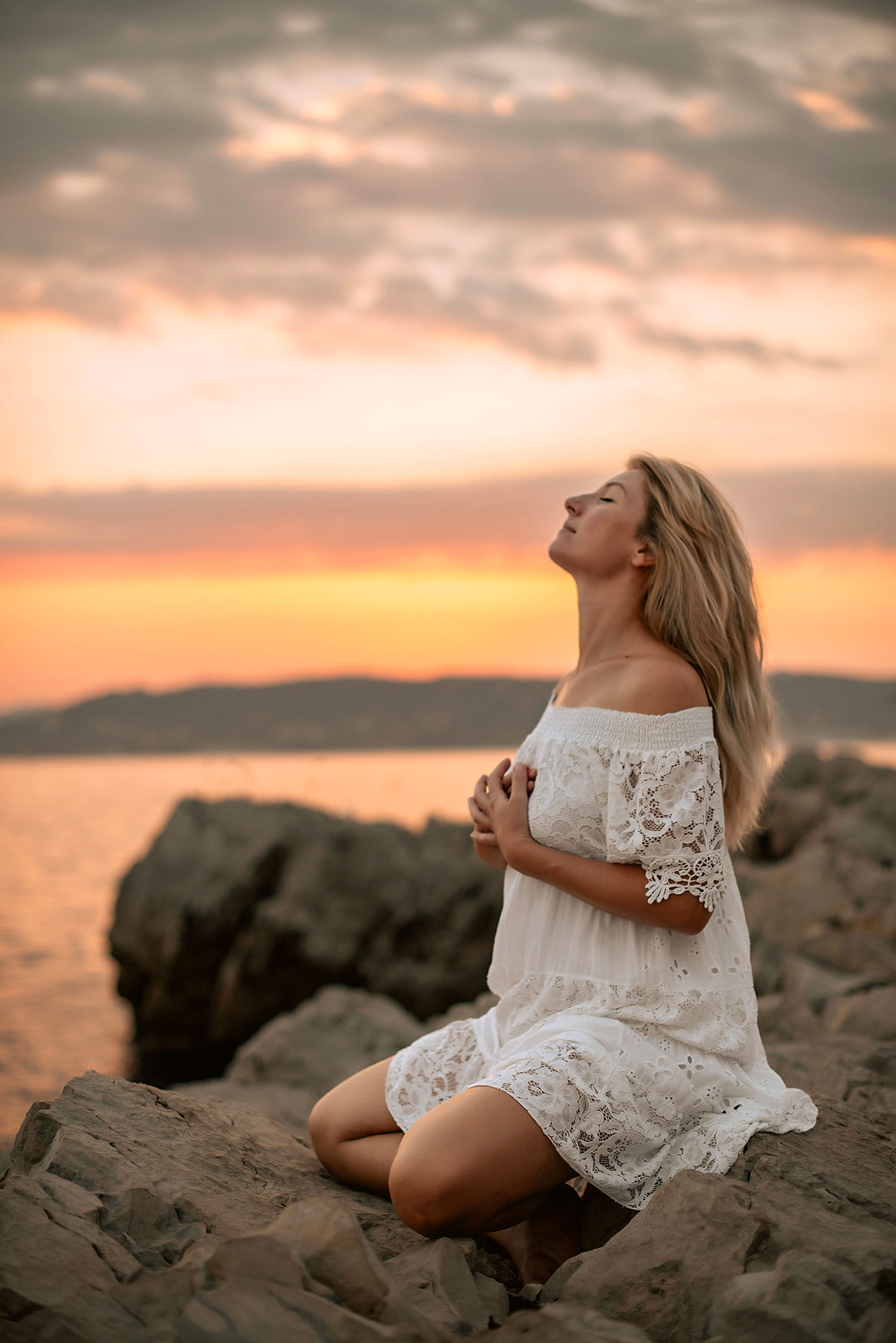 Portrait inspirant d’une entrepreneure du bien-être en pleine séance de méditation.
