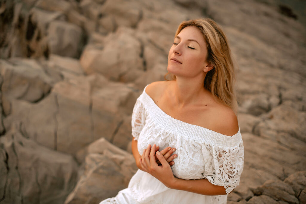 Posture de méditation en pleine nature, incarnant la sérénité et la connexion spirituelle.