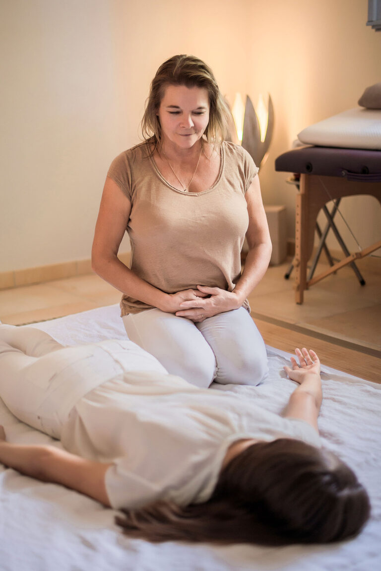Soins énergétiques par le shiatsu : une approche globale pour rééquilibrer le corps et l’esprit.