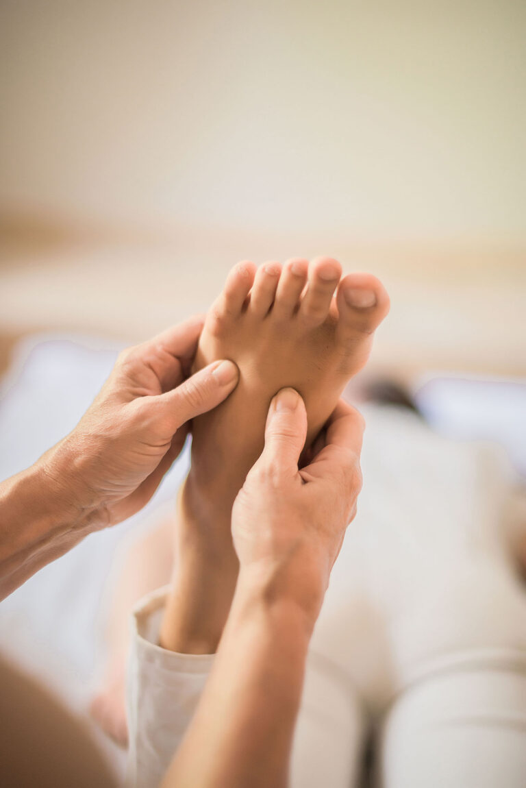 Praticienne en shiatsu à l’œuvre, mettant en avant l’importance du toucher thérapeutique.