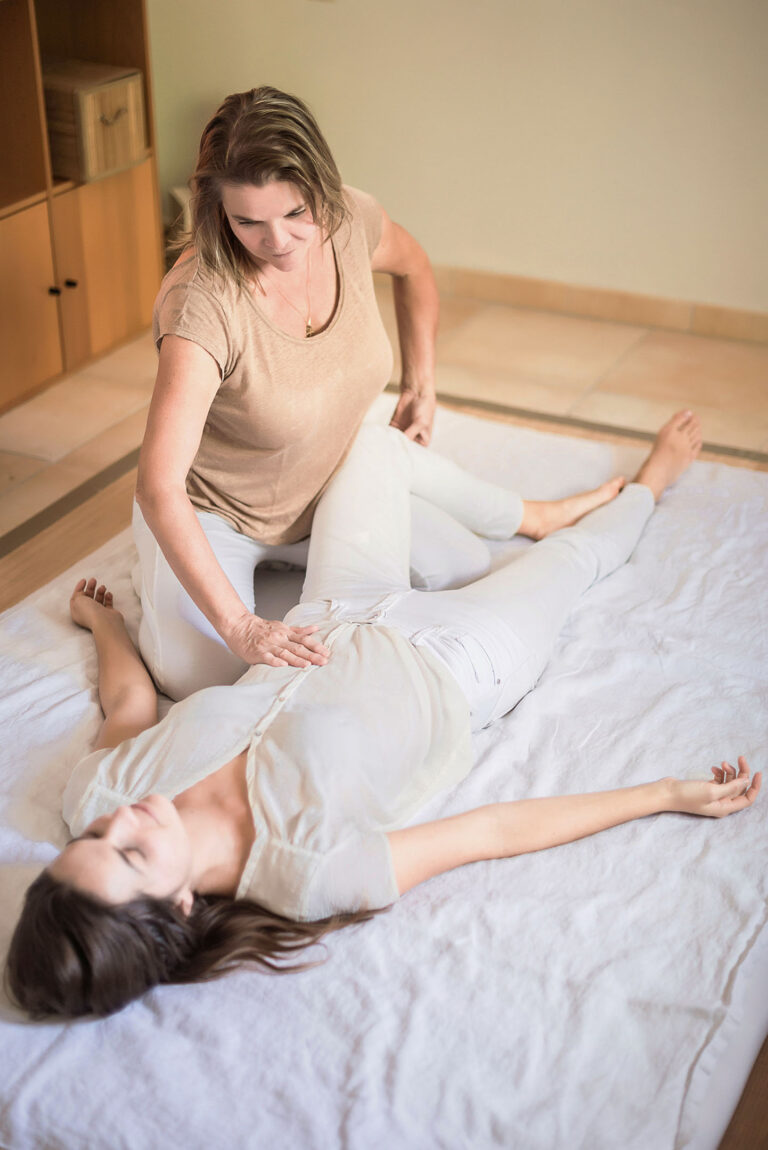 Séance de shiatsu en pleine application, incarnant l’expertise et la douceur du soin.