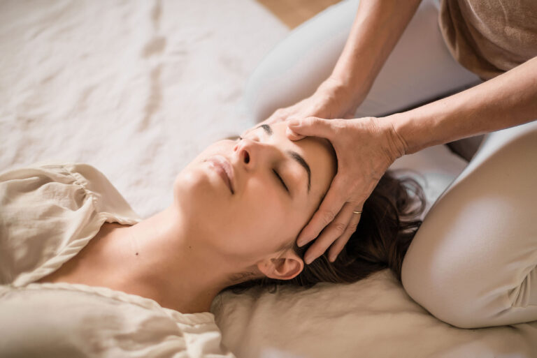Séance de shiatsu : relâchement des tensions et rééquilibrage énergétique.