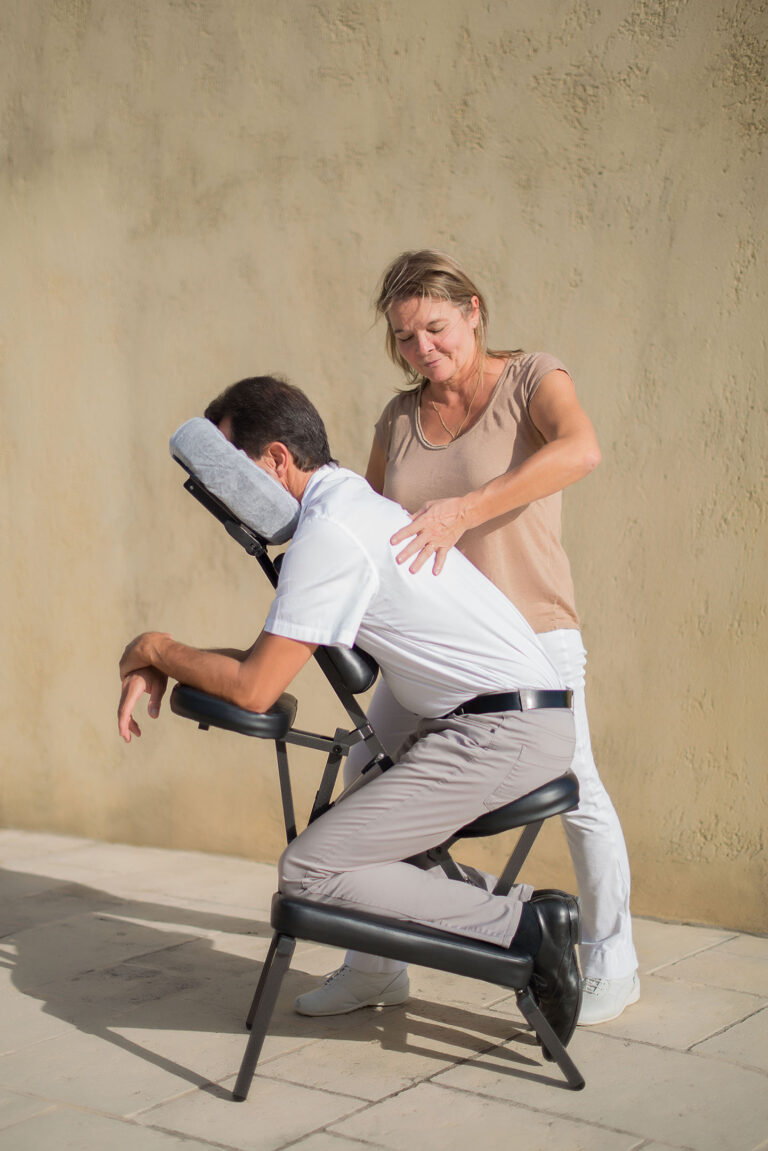Séance de shiatsu en action : relâchement des tensions et rééquilibrage énergétique.