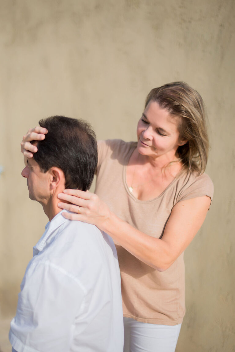 Praticienne appliquant un soin shiatsu, capturant la précision du geste et l’attention au patient.