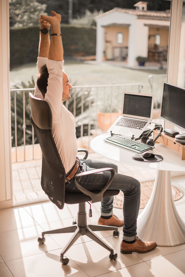 Exercice individuel de do in pour stimuler l’énergie et favoriser l’auto-massage bien-être.