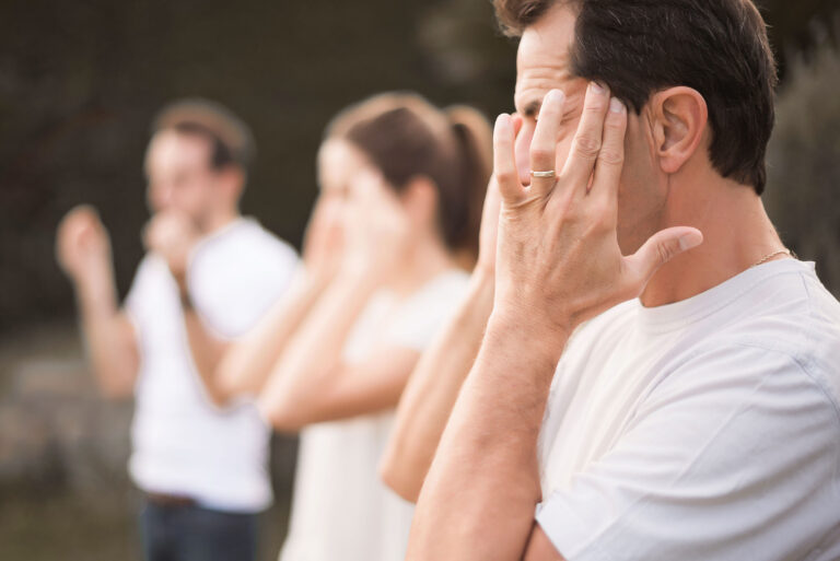 Photo immersive d’un cours de do in, capturant le mouvement et la concentration des participants.