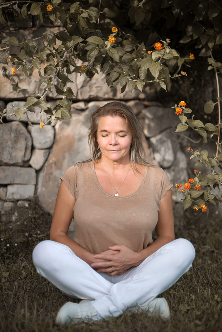 Portrait professionnel d’une praticienne en shiatsu et do in, capturant son énergie et son expertise.