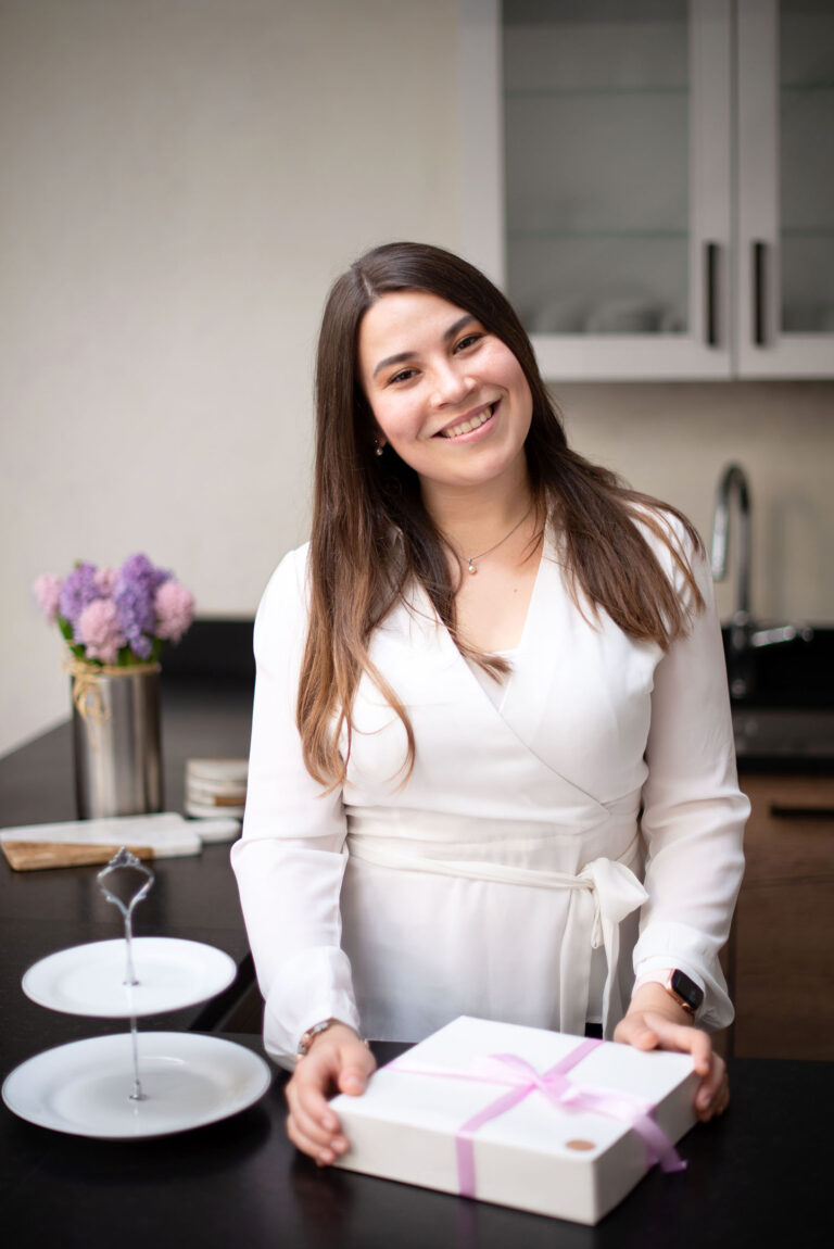 Photographe branding culinaire Cannes : portrait d’Olga, fondatrice de Madame Fraise.