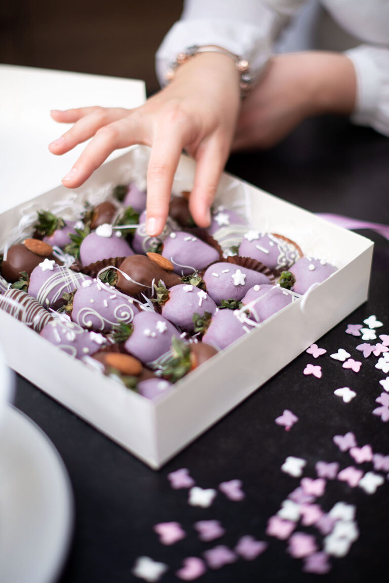 Coffret de fraises enrobées de chocolat, mise en scène pour une communication gourmande.