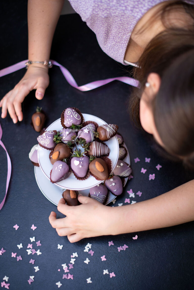 Mise en avant produit : fraises enrobées, prêtes à être dégustées.