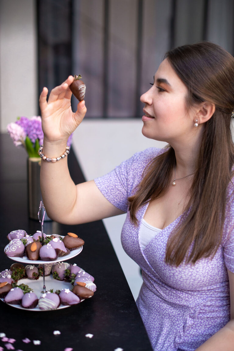 Processus de création : enrobage des fraises pour un coffret gourmand.