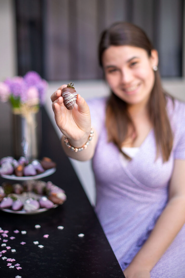 Portrait d’une entrepreneure du food business, en pleine préparation de fraises enrobées.
