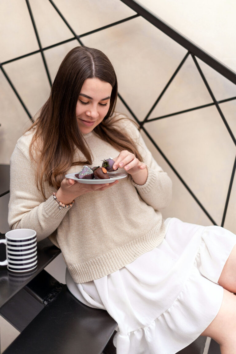 Photographe culinaire à Cannes : Olga savourant une fraise chocolatée.