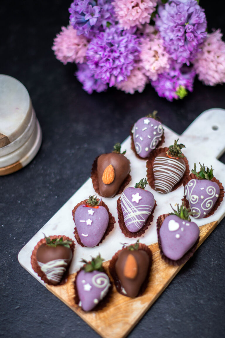 Gros plan sur des fraises enrobées de chocolat, capturant chaque détail gourmand.