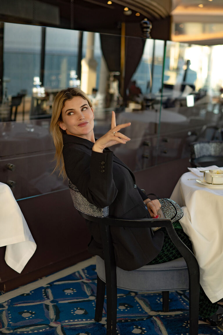 Photo professionnelle lifestyle entrepreneur Cannes : moment de travail dans un café prestigieux.