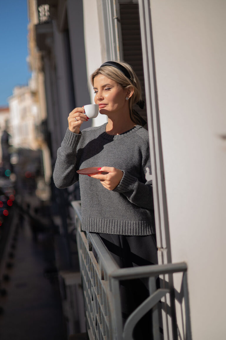 Portrait branding premium Côte d’Azur: Instant capturé d’une entrepreneure profitant d’un café au balcon de son bureau entre deux réunions.