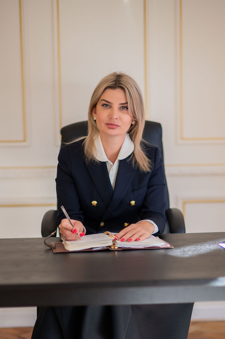 Shooting branding pour entrepreneurs Côte d’Azur : une experte juridique en pleine réflexion dans son bureau.