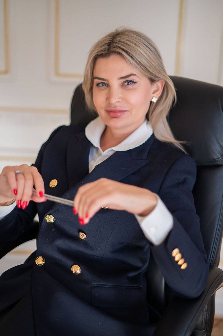 Photographe expert en image de marque Côte d’Azur: Consultante posant dans son bureau lumineux, reflétant professionnalisme et accessibilité.