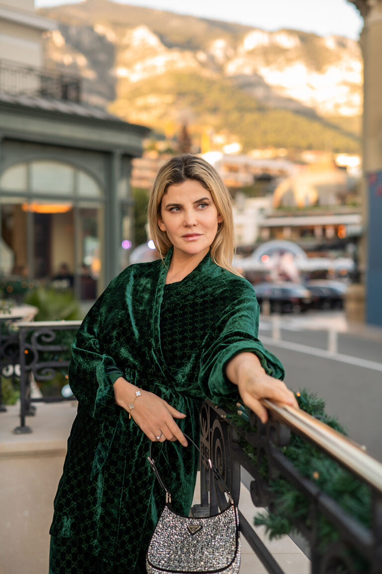 Entrepreneure en train de contempler la ville depuis une terrasse raffinée.