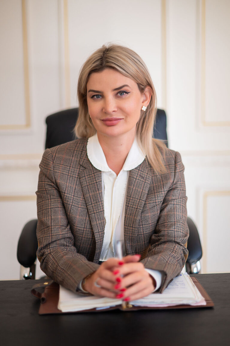Portrait inspirant d’une femme d’affaires moderne, posant avec confiance.
