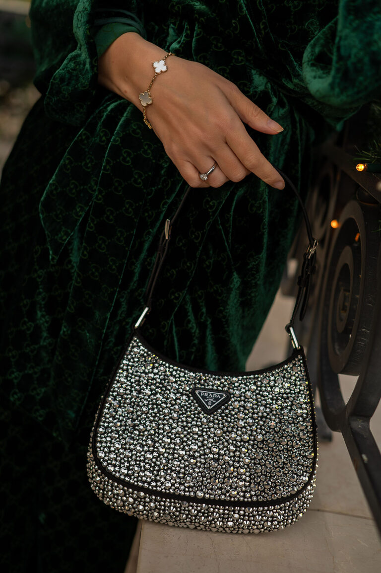 Élégance en détail : gros plan sur un sac raffiné et des bijoux délicats sublimant une tenue sophistiquée.