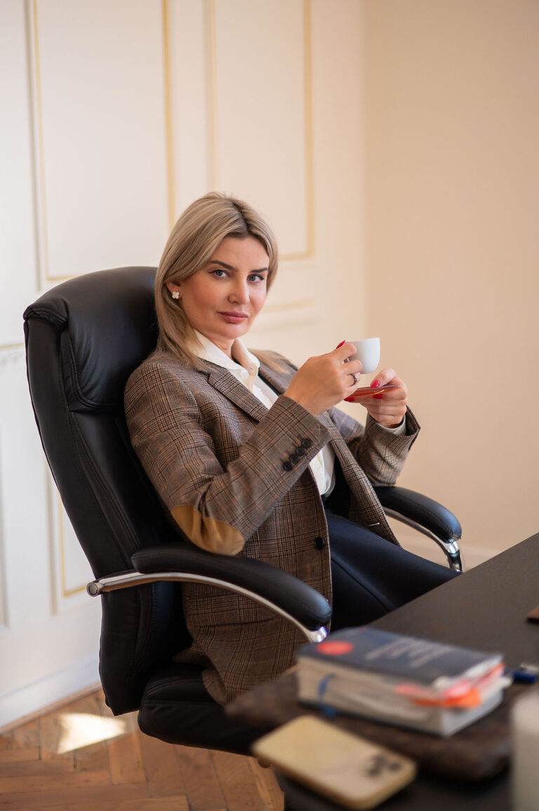 Moment pause : une consultante posant avec un café dans son bureau