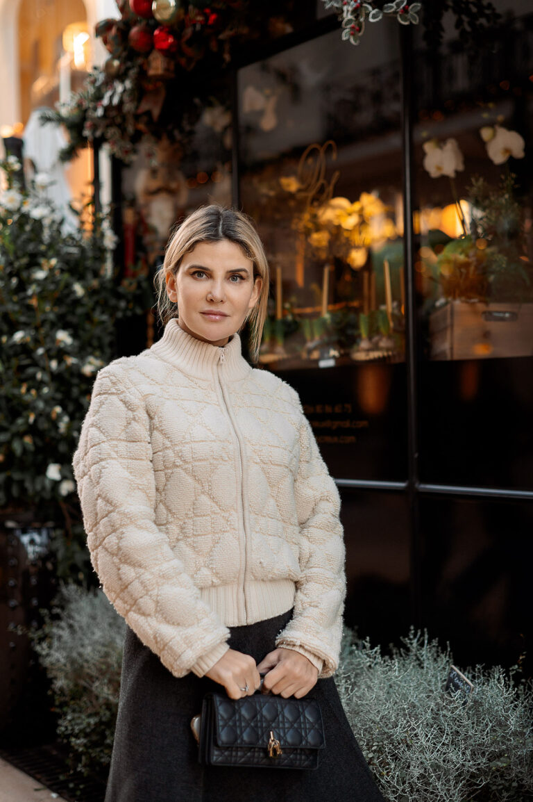 Portrait lifestyle d’une professionnelle sous les décorations de Noël.