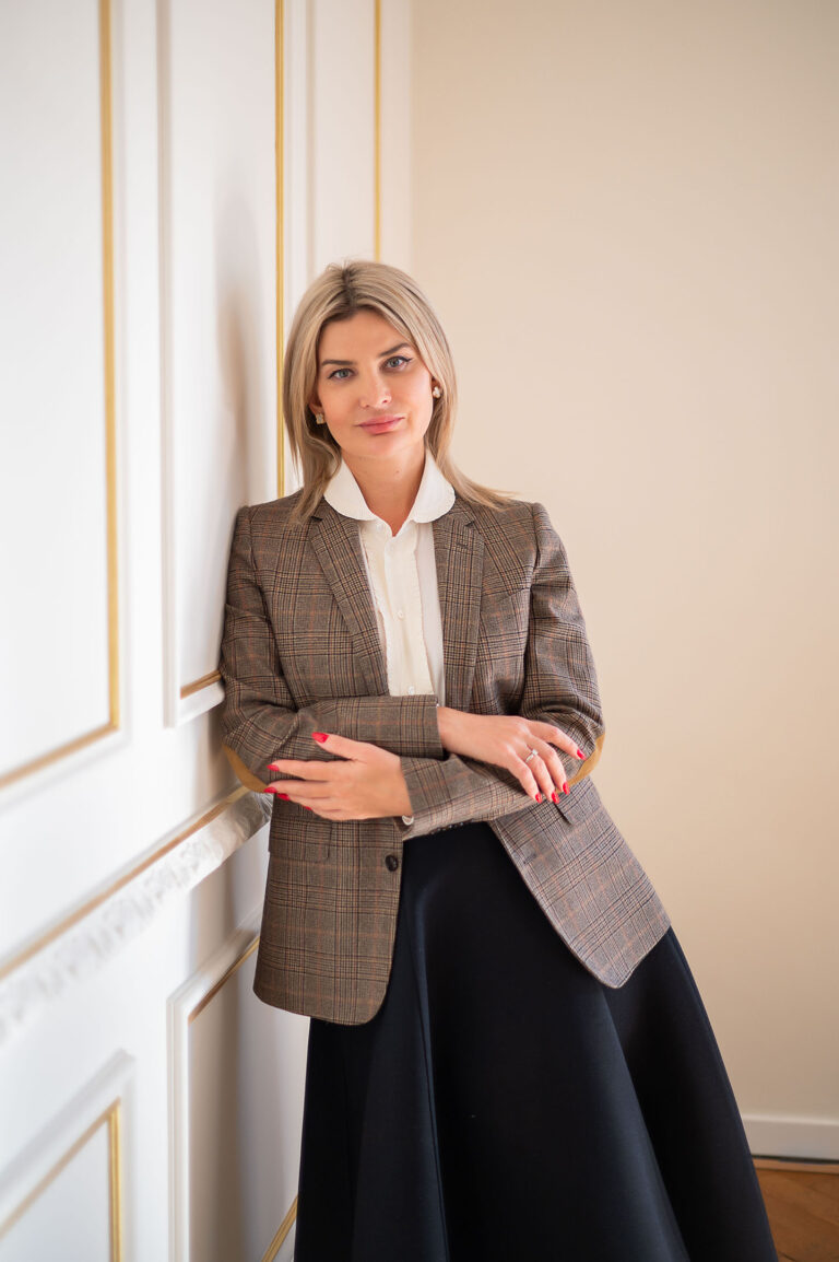 Séance photo entrepreneur luxe Cannes: Consultante posant avec assurance, mettant en avant son expertise.