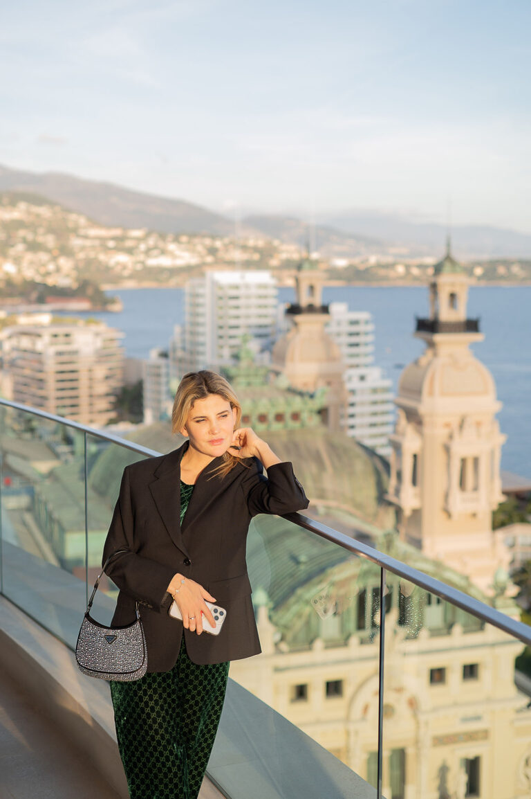 "Consultante profitant d’un moment de réflexion sur une terrasse avec vue imprenable