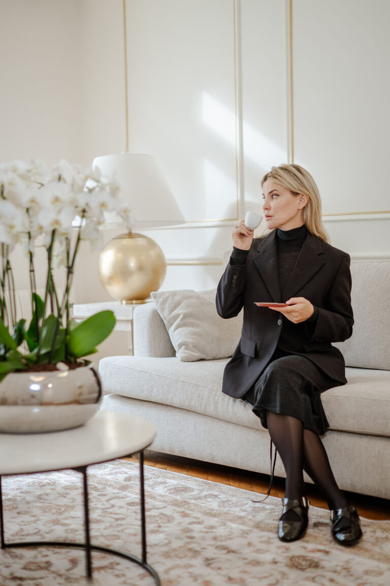 Shooting business féminin Cannes : une professionnelle savourant un café dans un cadre élégant.