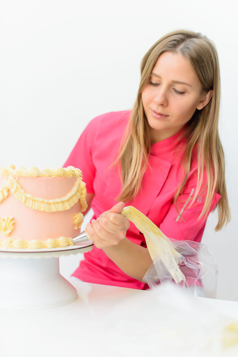 Vanille Caramel en pleine préparation d’un gâteau, minutie et passion en cuisine.
