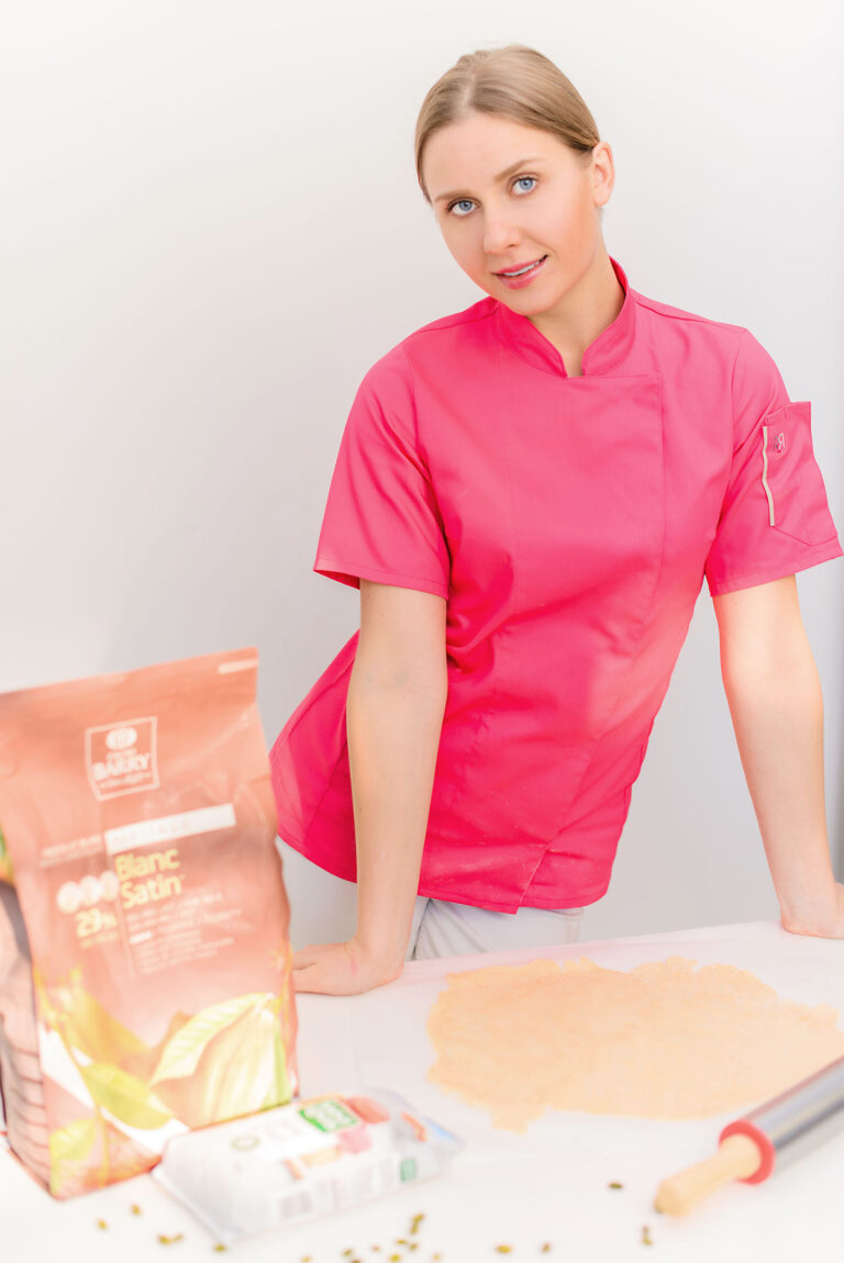 Portrait professionnel pâtissière Côte d’Azur: Vanille Caramel dans son élément, capturant l’essence de la création sucrée.