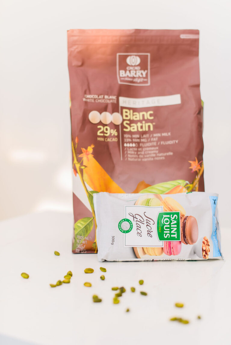 Pastilles de chocolat et sucre en sachet, ingrédients essentiels en pâtisserie.
