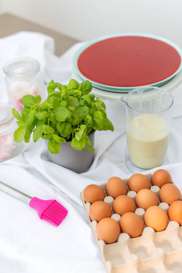 Mise en scène de l’univers du pâtissier, entre ustensiles et ingrédients.