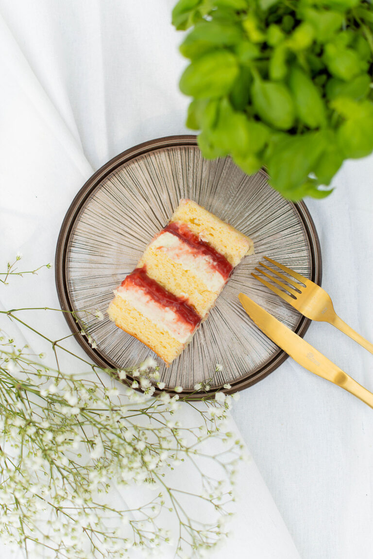 Vue du dessus d’un gâteau aux fruits joliment dressé, chaque détail sublimé par une mise en scène raffinée.