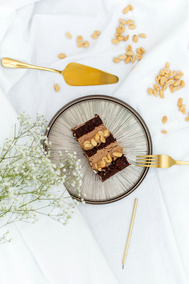 Part de gâteau au chocolat, élégamment présentée sur assiette avec une décoration soignée.