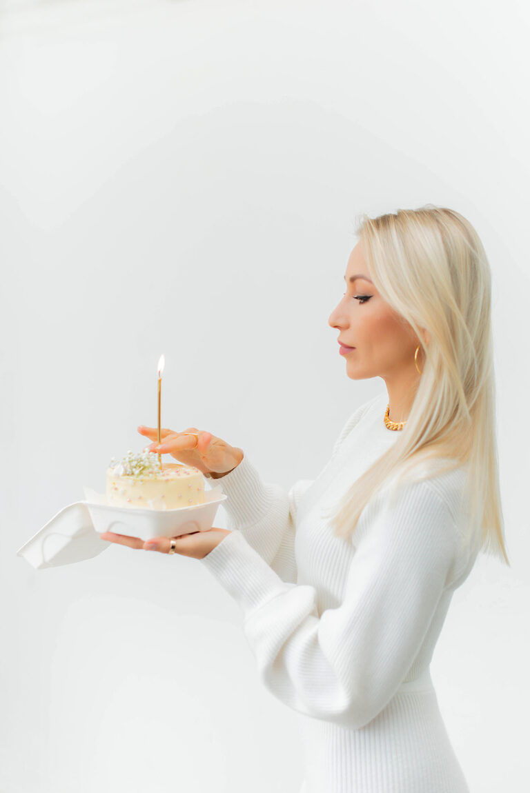 Fierté et réussite : une apprentie pâtissière présentant sa création sucrée.