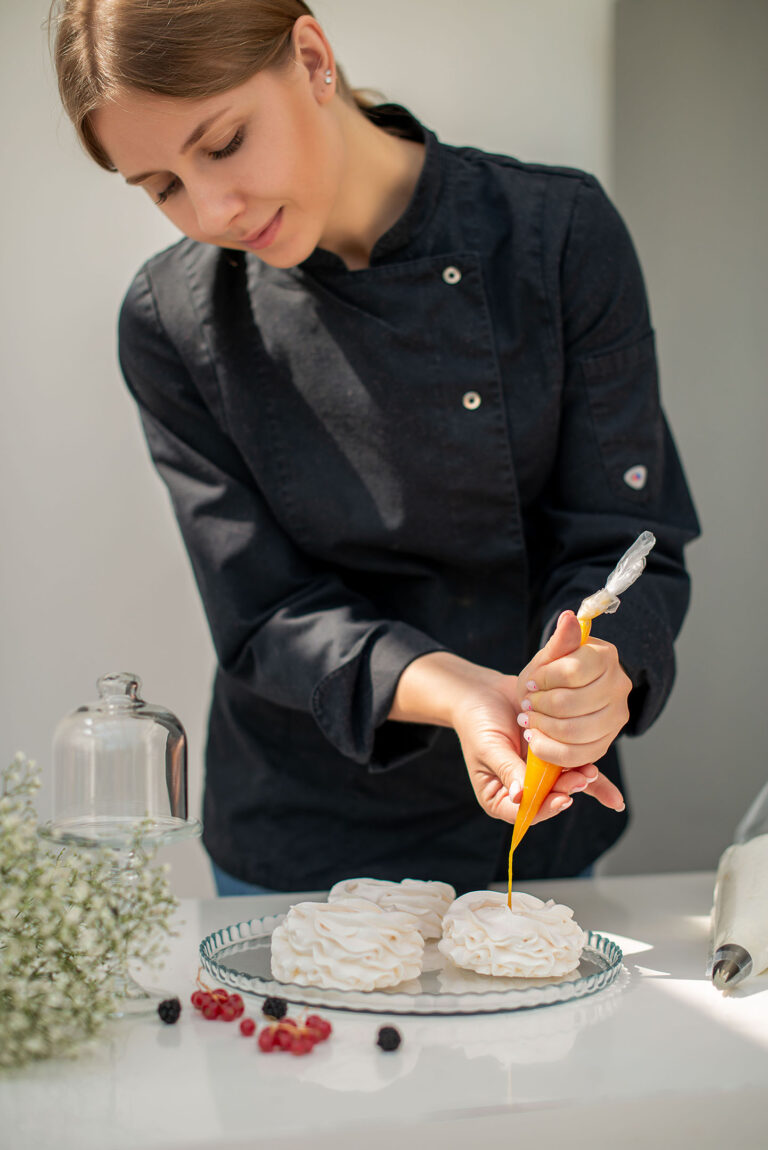 Portrait professionnel en cuisine, une pâtissière passionnée au travail.
