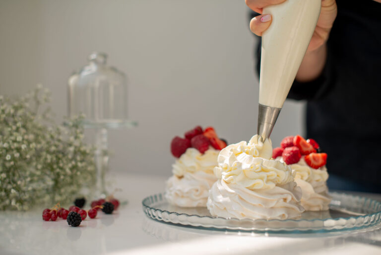 Préparation d’une Pavlova artisanale, capture du savoir-faire pâtissier.