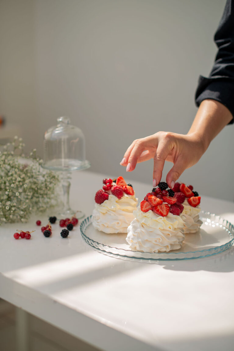 Création d’un dessert sur-mesure, entre tradition et modernité.