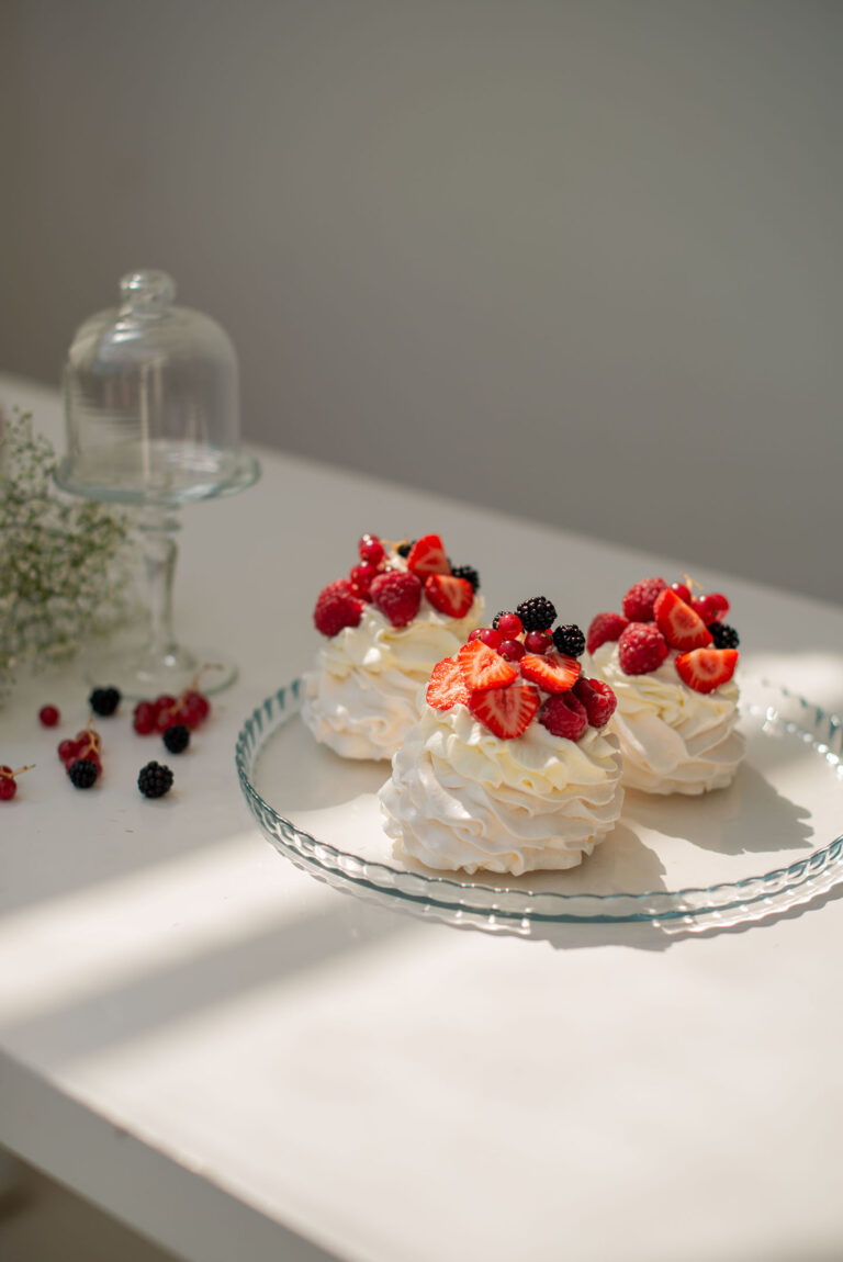 Pavlova élégamment dressée, photographie culinaire professionnelle.