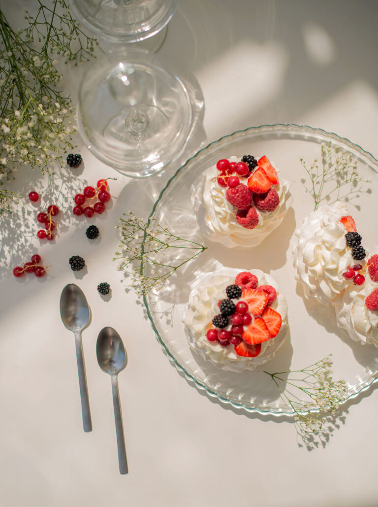 Gourmandise en image : Pavlova maison sublimée par une prise de vue professionnelle.