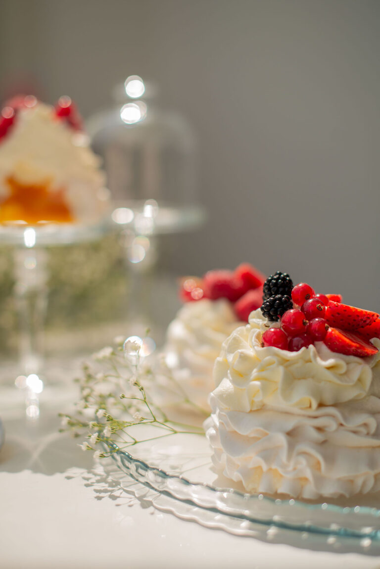 Pavlova avec fruits frais et crème légère